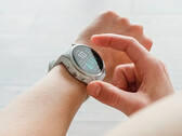 O Garmin Fenix 7S é um dos vários smartwatches elegíveis para a versão beta 15.74. (Fonte da imagem: Garmin)