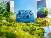 controle 8BitDo Rare 40th Anniversary com os consoles Xbox Series X e Series S ao fundo. (Fonte da imagem: pôster promocional oficial da 8BitDo)
