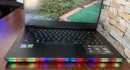 MSI GE66 12UHS: vista frontal da barra de luz