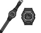O Casio G-Shock GBX100SFJ-1 apresenta um design elegante totalmente preto e uma tela negativa de alto contraste.