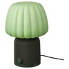 A lâmpada com alto-falante Bluetooth Kulglass da IKEA em verde escuro. (Fonte da imagem: IKEA)