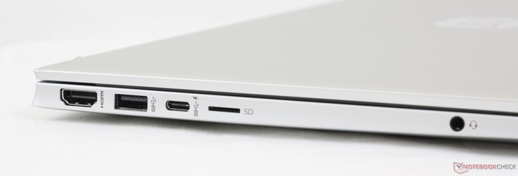 Esquerda: HDMI 2.0, USB-A (5 Gbps), USB-C com fornecimento de energia e DisplayPort 1.4 (10 Gbps), leitor MicroSD, fone de ouvido 3.5 mm