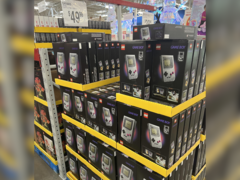 Paletes do Lego Nintendo Game Boy Box Sets em exposição no Sam's Club (fonte da imagem: r/lego)