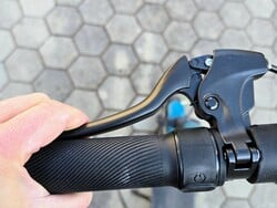 O freio da scooter SoFlow deve ser ajustado.