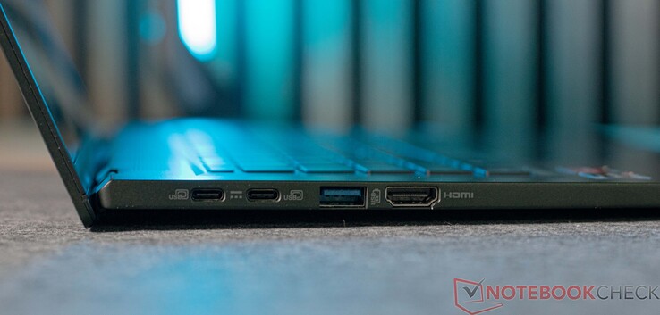 Lado esquerdo: 2x USB4 com DisplayPort (40Gb/s, fonte de alimentação), 1x USB-A 3.0, 1x HDMI 2.1
