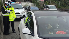 Este motorista modelo 3 mal conseguiu chegar à faixa de emergência (imagem: Landlord/Dongchedi)