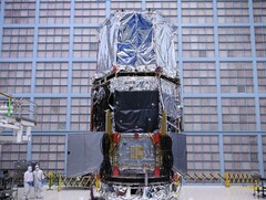 Engenheiros da NASA instalando o protetor solar no Telescópio Espacial Nancy Grace Roman (Fonte da imagem: NASA e Sophia Roberts)