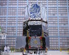 Engenheiros da NASA instalando o protetor solar no Telescópio Espacial Nancy Grace Roman (Fonte da imagem: NASA e Sophia Roberts)