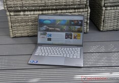 Lenovo ThinkBook 14x em uso ao ar livre, à sombra