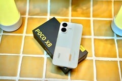 O Xiaomi Poco X8 dura muito tempo, é robusto e também não se deixa intimidar pela água.