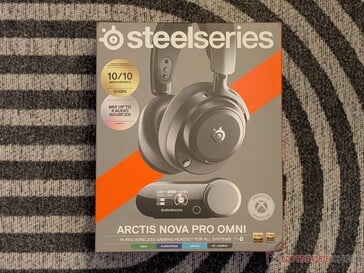 Embalagem de varejo para o headset Arctis Nova Pro Omni.