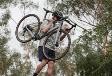 O quadro de carbono da Ride1Up CF Racer1 a torna uma bicicleta bastante leve para aqueles momentos em que o senhor pode precisar carregá-la por um lance de escadas ou por um obstáculo difícil. (Fonte da imagem: Ride1Up)