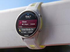 O Forerunner 970 com sua combinação de cores Whitestone e Translucent Amp Yellow. (Fonte da imagem: Garmin)