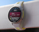 O Forerunner 970 com sua combinação de cores Whitestone e Translucent Amp Yellow. (Fonte da imagem: Garmin)