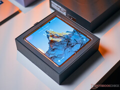 O Honor Magic V6 não consegue esconder completamente o vinco interno da tela quando visto de ângulos oblíquos.