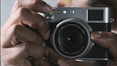 Rumores dizem que a Fujifilm X100VI terá a mesma lente que a X100V, mas isso não significa necessariamente que o IBIS baseado em sensor esteja fora de cogitação. (Fonte da imagem: Fujifilm)