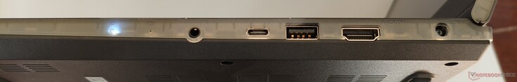 lado direito: Saída/entrada de linha, USB-C 3.1 (incluindo DisplayPort e fornecimento de energia), USB-A 3.1, HDMI, entrada CC
