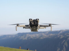 O DJI Mini 5 Pro em voo. (Fonte da imagem: via Roland Quandt)