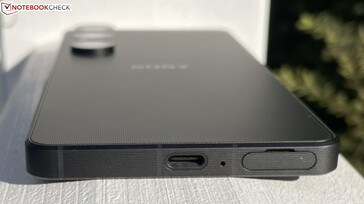 Parte inferior: borda da base: USB-C, microfone, SIM/microSD