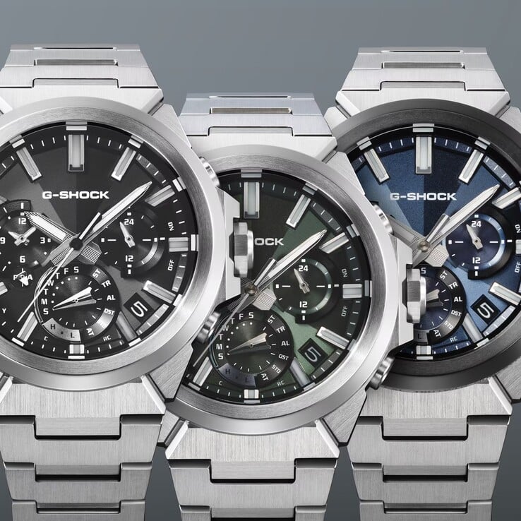 O Casio G-Shock GST-W1000D-1AJF, o GST-W1000D-3AJF e o GST-W1000D-2AJF (da esquerda para a direita)