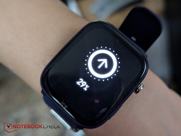 No pulso de uma criança: atualizado após o emparelhamento do aplicativo