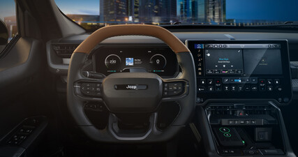 O cockpit digital do Recon apresenta uma tela central sensível ao toque de 14,5 polegadas e uma tela de 12,3 polegadas para o motorista. Aplicativos off-road especiais auxiliam na navegação em terrenos acidentados. (Fonte da imagem: Jeep)