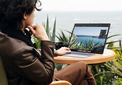 Apple e a Amazon podem estar desenvolvendo um concorrente para o MateBook Fold que é retratado aqui (Fonte da imagem: Huawei)