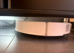 O Qrevo Curv 2 Pro limpa sob mais móveis graças à torre de laser retrátil