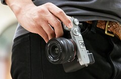 Embora a A7C tenha sido muito bem recebida, o manuseio e a usabilidade são reclamações comuns sobre a câmera compacta. (Fonte da imagem: Sony)