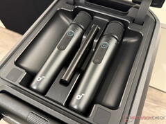 dois microfones sob uma cobertura...