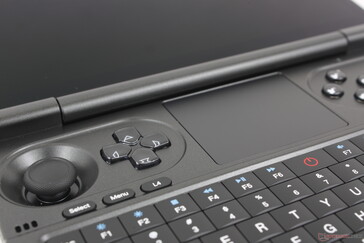 O touchpad tem um tamanho decente, considerando a pequena tela de 7 polegadas