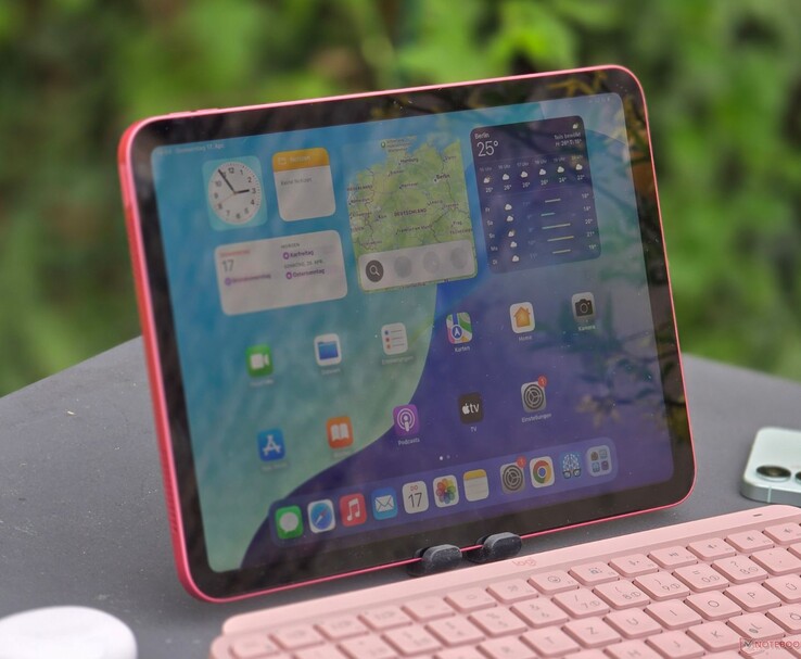 IPad rosa montado ao ar livre com a tela ligada e um teclado rosa na frente. (Fonte da imagem: Notebookcheck)