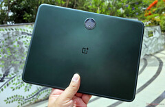 O OnePlus Pad em sua opção de cor Halo Green. (Fonte da imagem: NotebookCheck)