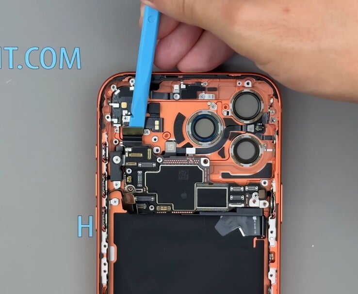 Imagem térmica do iPhone 17 Pro Max mostrando a distribuição de calor ao redor da área da câmera traseira (Fonte da imagem: How-FixIT via YouTube)