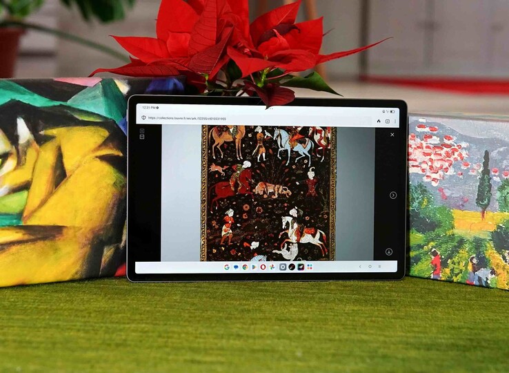 A tela de 12,7 polegadas oferece taxa de atualização de 144 Hz e 98% de cobertura sRGB.