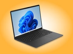 O OmniBook 3 de 16 polegadas em acabamento Jet Black.