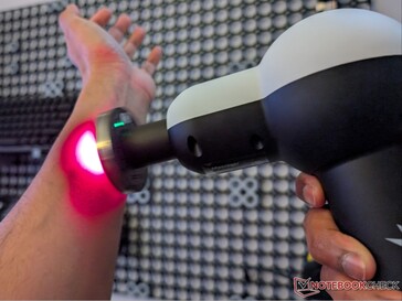 Pistola de massagem Solbasium S2 com acessório de terapia de luz vermelha.