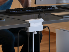 O Nano Power Strip da Anker (na foto) tem um design de grampo. (Fonte da imagem: Anker)