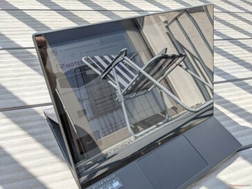 HP EliteBook Folio 13.5 em uso externo (sol atrás do conversível)