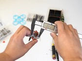 Uma imagem do drone em mãos (Fonte da imagem: Hoarder Sam; captura de tela)