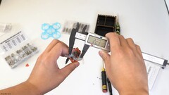 Uma imagem do drone em mãos (Fonte da imagem: Hoarder Sam; captura de tela)