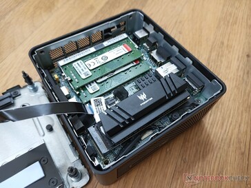 Intel NUC11PAQi7 com acionamento do Predator e dissipador de calor instalado