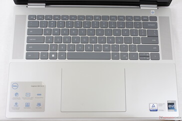 teclado e layout idênticos aos do Inspiron 14 7420 2 em 1. O espaço extra ao longo das laterais do teclado é ocupado por alto-falantes