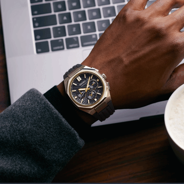 o HAB003 troca a pulseira de titânio por uma pulseira de borracha e acrescenta detalhes em dourado.
