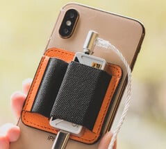O coldre opcional para o dongle magnético pode ser acoplado a qualquer celular com MagSafe.