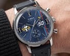 O cronógrafo Peanuts® x Timex Marlin® usado no pulso, apresentando um mostrador azul, pulseira de couro azul perfurada e design de cronógrafo com o tema do Snoopy.