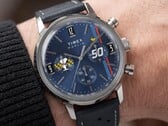 O cronógrafo Peanuts® x Timex Marlin® usado no pulso, apresentando um mostrador azul, pulseira de couro azul perfurada e design de cronógrafo com o tema do Snoopy.