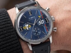 O cronógrafo Peanuts® x Timex Marlin® usado no pulso, apresentando um mostrador azul, pulseira de couro azul perfurada e design de cronógrafo com o tema do Snoopy.