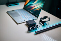 O SoC Qualcomm Snapdragon X Elite no Asus Vivobook S15 dificilmente precisa de um adaptador de energia para atingir o desempenho total. (Fonte da imagem: Alex Waetzel / Notebookcheck)