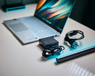 O SoC Qualcomm Snapdragon X Elite no Asus Vivobook S15 dificilmente precisa de um adaptador de energia para atingir o desempenho total. (Fonte da imagem: Alex Waetzel / Notebookcheck)